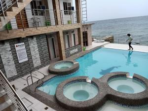 GingGing Hotel And Resort内部或周边的泳池