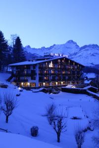 ein Hotel im Schnee in der Nacht in der Unterkunft Aux Ducs de Savoie in Combloux