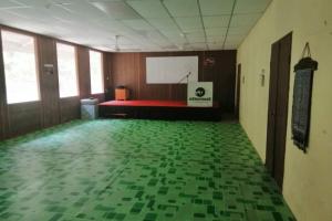 een lege kamer met een rood bed en een scherm bij SPOT ON 90014 Otternest @ Gunung Pulai 2 in Pontian Besar