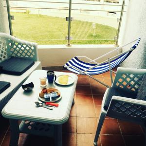 Harqalah的住宿－Studio appartment beach front，阳台上桌子上的一盘食物