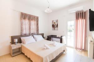 Posteľ alebo postele v izbe v ubytovaní Cozy Renovated Apartment "Filoxenia"
