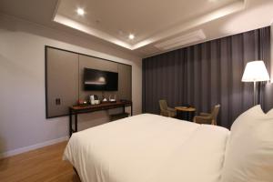 The Mains Hotel客房内的一张或多张床位