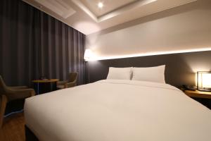 The Mains Hotel客房内的一张或多张床位