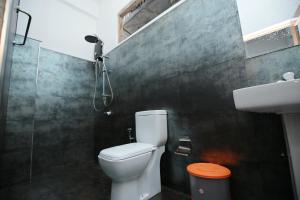 un bagno con doccia, WC e lavandino di Tiki bar hostel ella a Ella