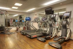 un gimnasio con un montón de cintas de correr y máquinas en Hotel Indigo Glasgow, an IHG Hotel en Glasgow