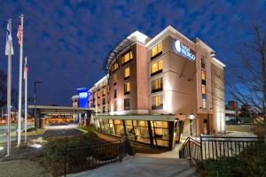 Hotel Indigo Atlanta Airport College Park, an IHG Hotel في أتلانتا: تقديم فندق الميغ بالليل