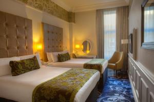 um quarto de hotel com duas camas e uma janela em Hotel Indigo Glasgow, an IHG Hotel em Glasgow
