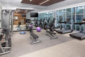 un gimnasio con varias cintas de correr y máquinas de ejercicio en Hotel Indigo Gainesville-Celebration Pointe, an IHG Hotel en Gainesville