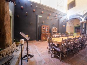 une salle à manger avec une grande table et des chaises dans l'établissement Hotel Boutique Don Porfirio, à Villa Apaseo