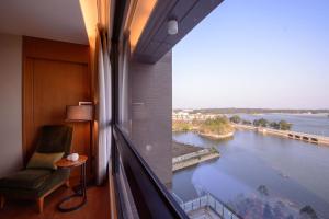 Výhled na řeku, která protéká v blízkosti hotelu