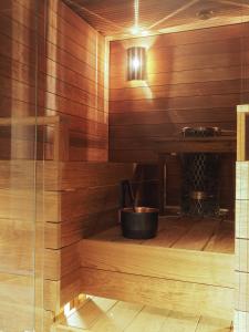 - un sauna avec un seau et une table dans l'établissement Bob W Koti Ullanlinna, à Helsinki 37 autres photos