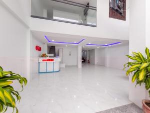 een lege kantoorlobby met witte muren en planten bij OYO 942 Cuong Hai Apartment in Nha Trang