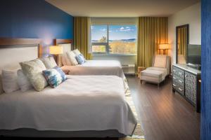 una camera d'albergo con due letti e una televisione di Hotel Indigo Asheville Downtown, an IHG Hotel ad Asheville
