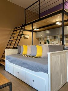 een slaapkamer met een bed en een hoogslaper bij Pedal Apartman Szeged City in Szeged