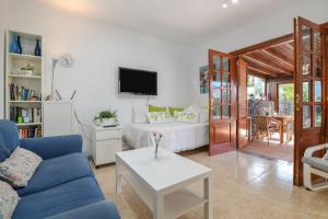 een woonkamer met een bank en een tafel bij Bungalow Playa Bastián in Costa Teguise