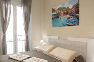 - une chambre avec un lit et une peinture murale dans l'établissement Platform1, à La Spezia