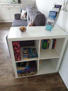 - Mesa de centro blanca en la sala de estar con libros en Villa Ferialis en Xanten