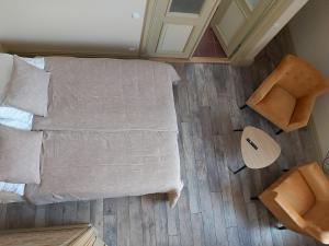 - Vistas a un dormitorio con cama y sillas en Kesklinna Apartement, en Viljandi