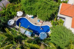 an overhead view of a swimming pool in a resort at Kelapa Cottage in Amed