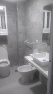 ラ・マタにあるBungalow IRISのバスルーム(トイレ、洗面台付)