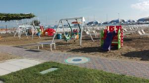 un parco giochi con un mucchio di attrezzature per il gioco di Hotel Mirabel a Rimini