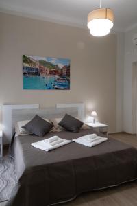 um quarto com uma cama grande com duas toalhas em Platform1 em La Spezia