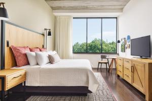Säng eller sängar i ett rum på Hotel Indigo Athens - University Area, an IHG Hotel