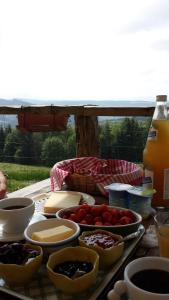 una mesa cubierta con tazones y platos de comida en Les Grandes Fontaines, en La Longine