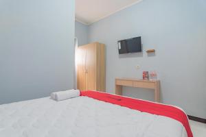 Postel nebo postele na pokoji v ubytování RedDoorz near Alun-Alun Garut