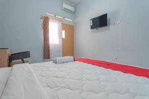 Postel nebo postele na pokoji v ubytování RedDoorz near Alun-Alun Garut