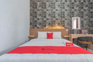 Postel nebo postele na pokoji v ubytování RedDoorz near Alun-Alun Garut