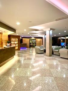 hol z kanapami i krzesłami w budynku w obiekcie Hotel Grillo w mieście Assemini +37 zdjęć