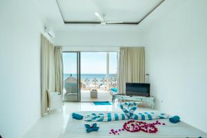 a bedroom with two beds and a view of the ocean at Villa Gili Bali Beach in Gili Trawangan