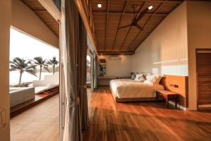Kundala Beach Resort Hua Hin tesisinde bir odada yatak veya yataklar