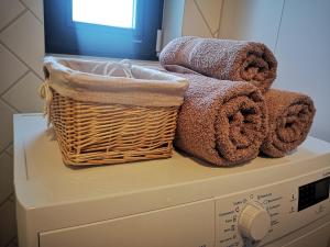 kosz ręczników na górze pralki w obiekcie Zielona Krynica Apartament w mieście Krynica Morska +37 zdjęć