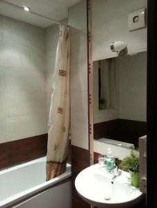 uma casa de banho com um lavatório, um chuveiro e uma banheira em Elegance on a Budget - Hostel and Guesthouse em Sófia