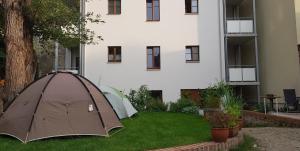 a tent in a yard next to a building at Gästehaus Am Hothertor in Görlitz
