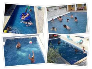 un grupo de personas jugando en una piscina en Villa Ulika - 3 apt for 4 persons, en Pula
