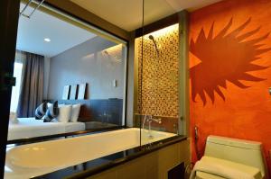 - Baño con dormitorio con cama y lavamanos en Chaweng Noi Pool Villa, en Chaweng Noi Beach