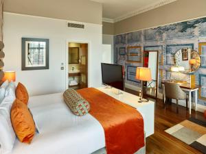 Un pat sau paturi într-o cameră la Hotel Indigo Edinburgh, an IHG Hotel