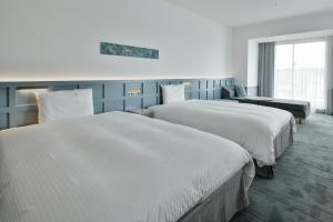 Lequ Okinawa Chatan Spa ＆ Resort客房内的一张或多张床位