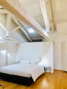 ein Schlafzimmer mit einem großen Bett in einem weißen Zimmer in der Unterkunft Legrenzi Rooms in Mestre