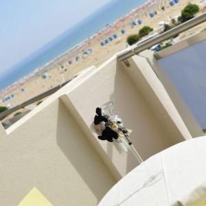 un animal de peluche sentado al lado de un edificio en la playa en Hotel Lido Bibione Beach en Bibione