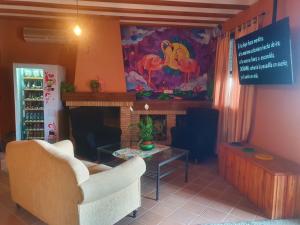 uma sala de estar com duas cadeiras e uma lareira em Alojamiento Rural Flamingo em El Rocio