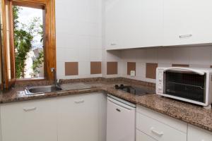 Kuchyň nebo kuchyňský kout v ubytování Albir Garden Resort