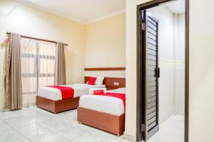 Postel nebo postele na pokoji v ubytování RedDoorz Syariah @ Jalan Simpang Gajayana