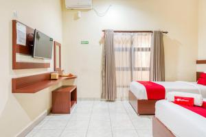 Postel nebo postele na pokoji v ubytování RedDoorz Syariah @ Jalan Simpang Gajayana