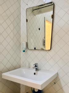 bagno con lavandino e specchio di Legrenzi Rooms a Mestre