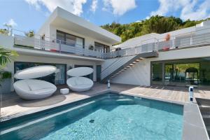 una casa con piscina frente a una casa en Dream Villa Flamands 744, en Anse des Cayes