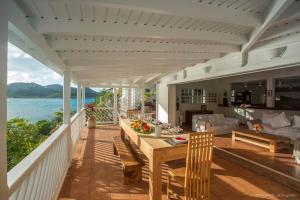 Um restaurante ou outro lugar para comer em Dream Villa St-Jean 597